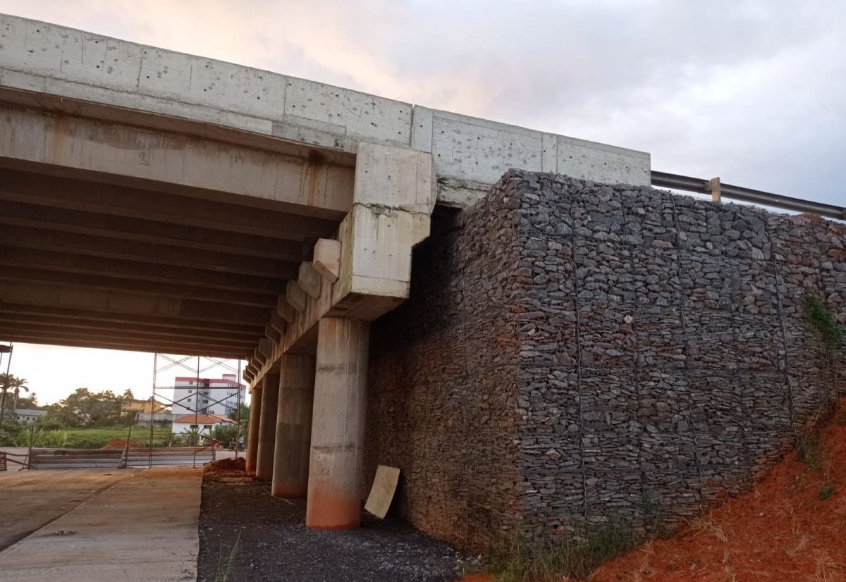 PASSAGEM INFERIOR DA RODOVIA BR-101 EM ESCADA