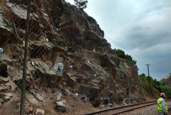 CONTENÇÃO DE TALUDES ROCHOSOS EM FERROVIAS