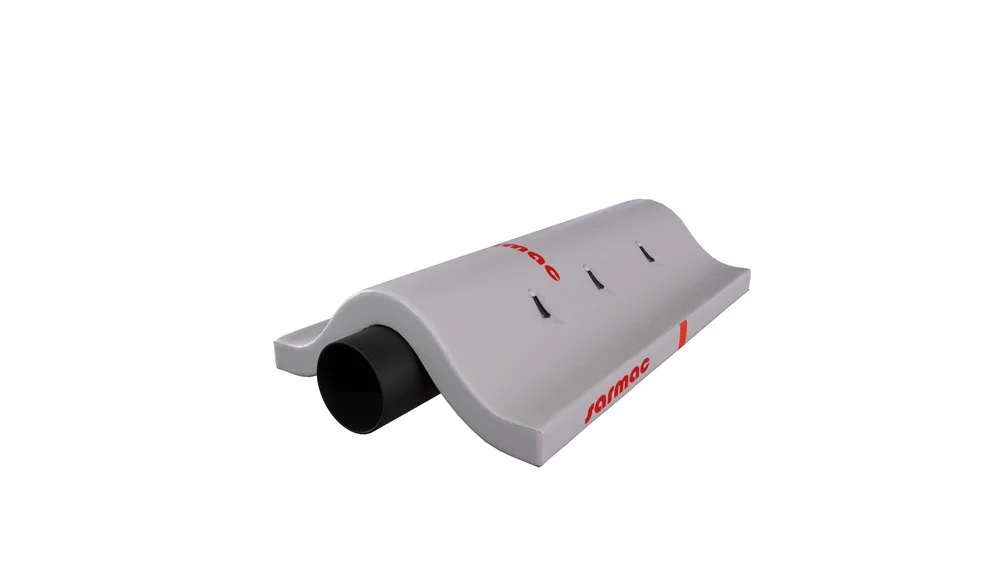 SarMac é um colchão flexível preenchido com betume, projetado para ancorar e proteger dutos e cabos em condições subaquáticas. Seu núcleo de malha de arame de aço e envoltório geotêxtil garantem durabilidade e instalação segura. Ambientalmente seguro e altamente dúctil, adapta-se aos perfis do leito marinho e oferece resistência a impactos — ideal para cruzamentos de tubos, plataformas e proteção de cais.