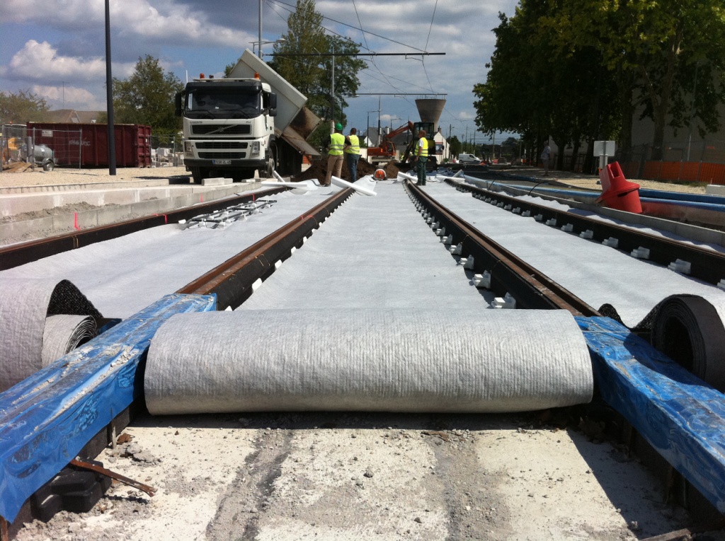 Use of high performance geosynthetics in railway projects