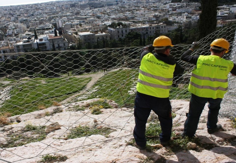 ΠΡΟΣΤΑΣΙΑ ΕΠΙΣΚΕΠΤΩΝ ΣΤΟ NOTIO ΤΕΙΧΟΣ ΑΚΡΟΠΟΛΗΣ