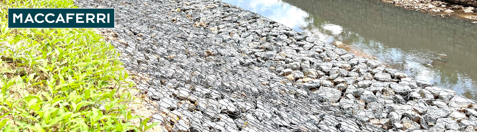 uso de gaviones tipo colchón en márgenes de un río en Honduras