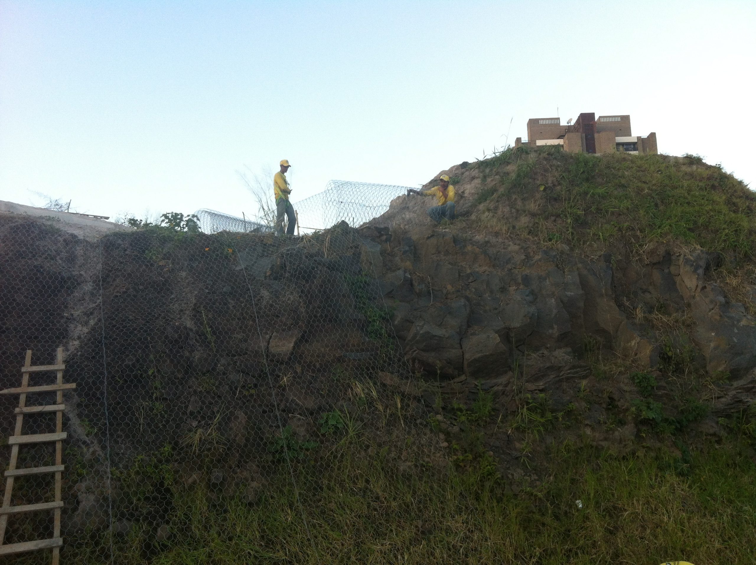 Cómo lograr el control de caída de rocas con malla doble torsión.