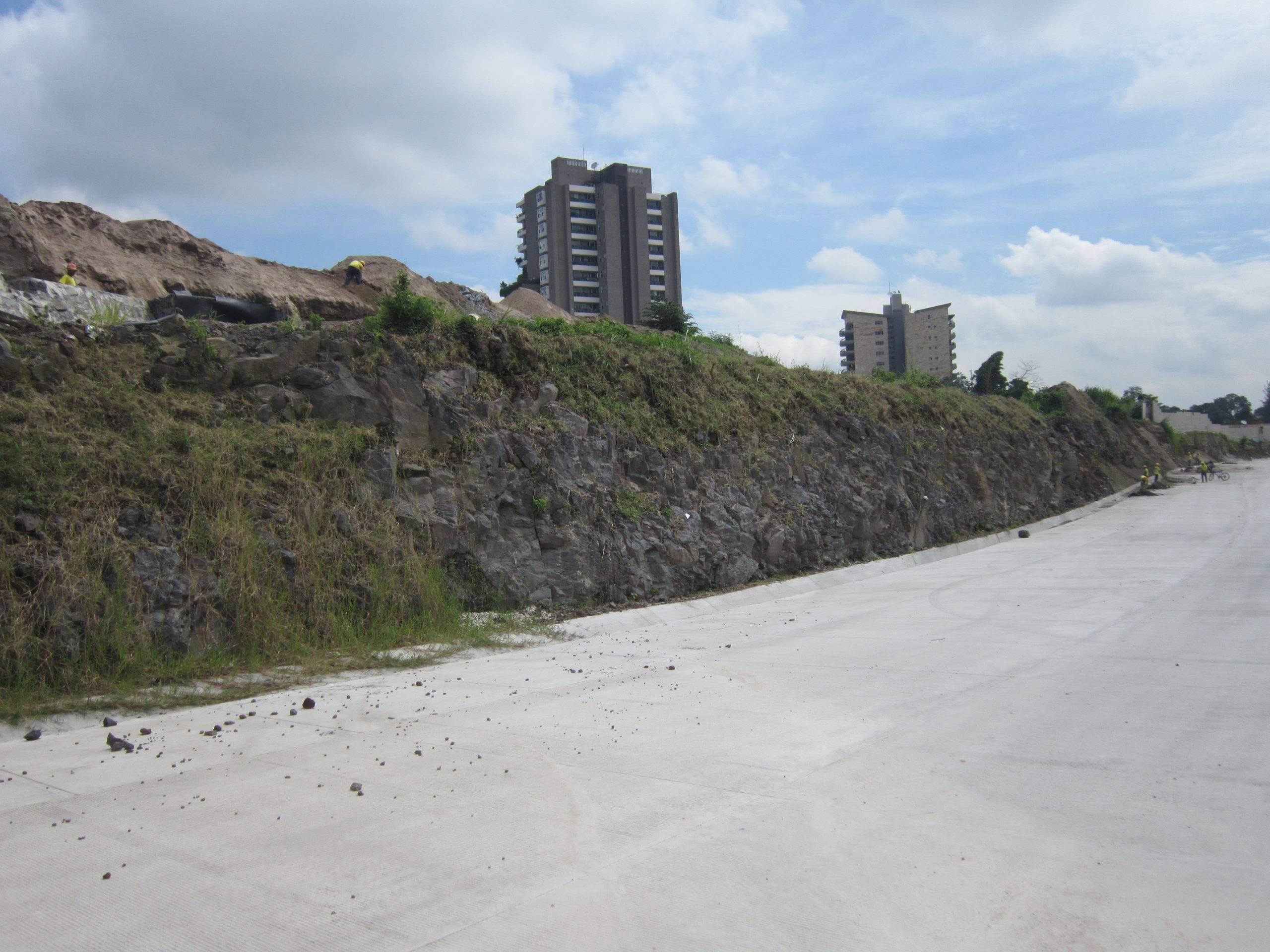 control de caída de rocas en el bulevar monseñor de san salvador el salvador