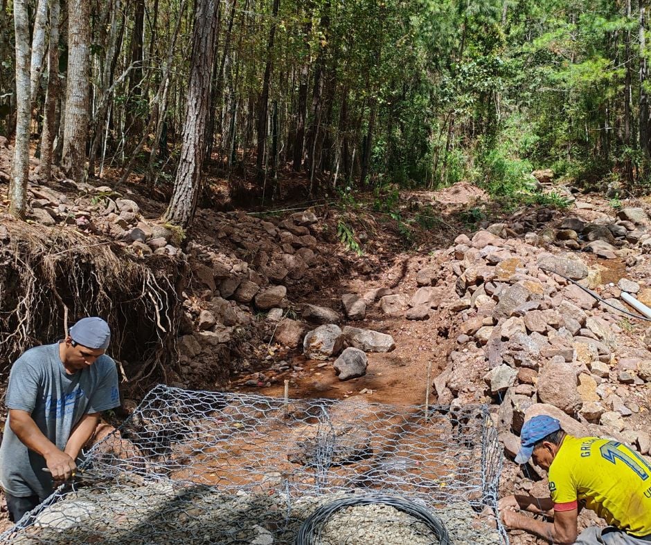 Llenado y armado de gaviones para presa de agua en valle ángeles honduras