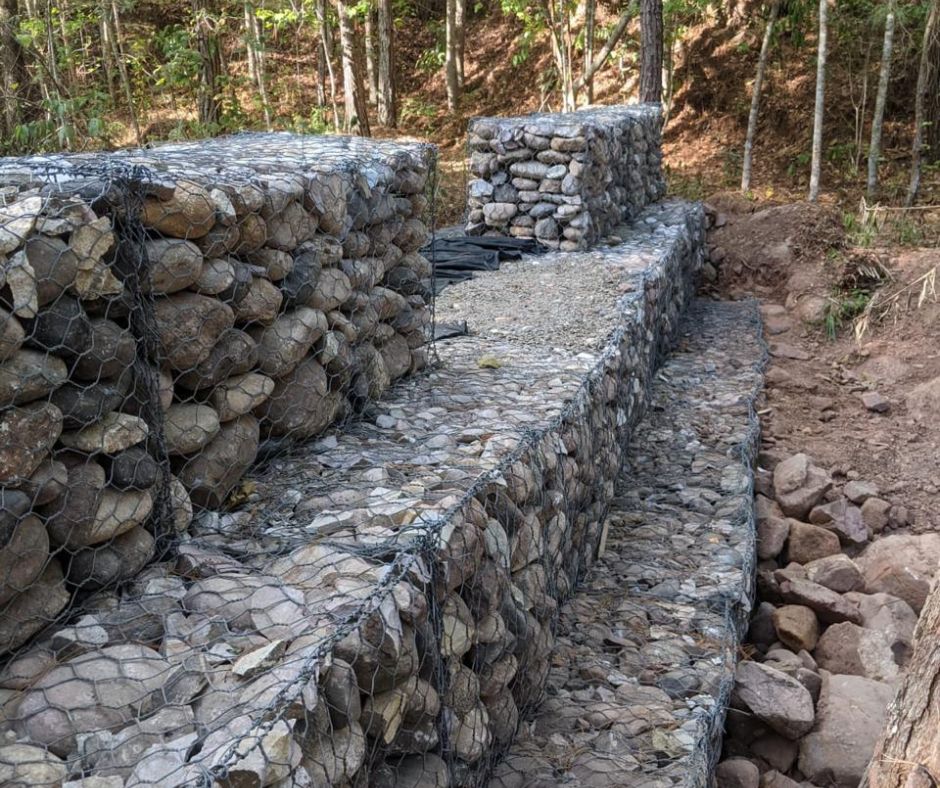 Presa de gaviones para abastecimiento de agua potable