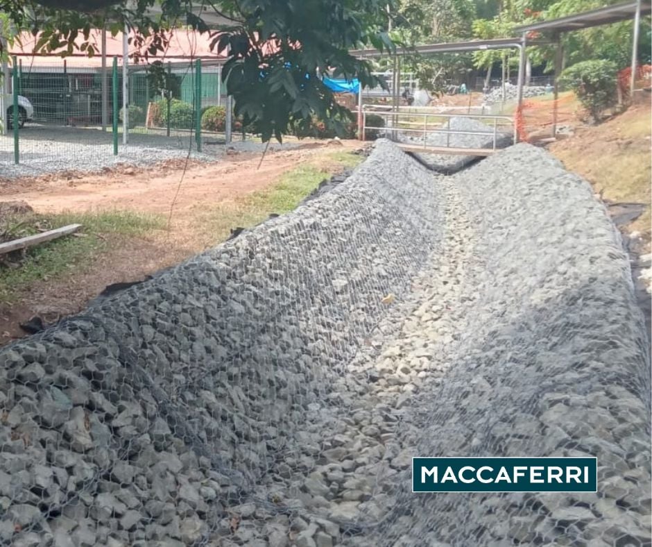 Canalización con gaviones tipo colchón y geotextiles en parque metropolitano de panamá