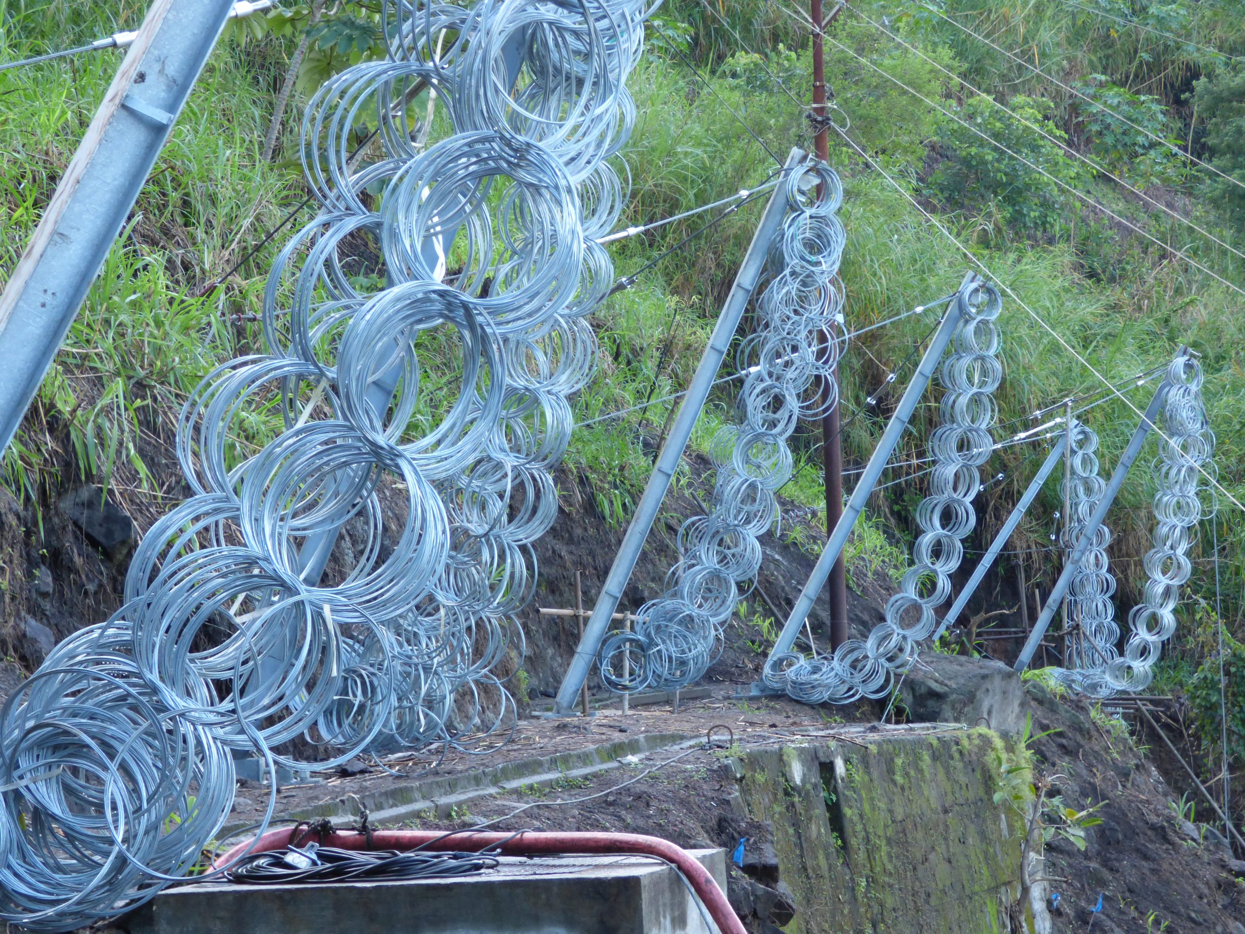 Instalación de barreras dinámicas en Puente de Mulas Costa Rica