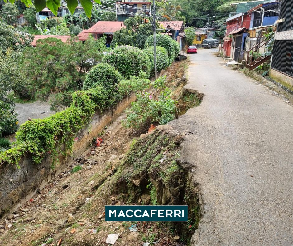 Calle progreso en Costa Rica antes de intervención con gaviones