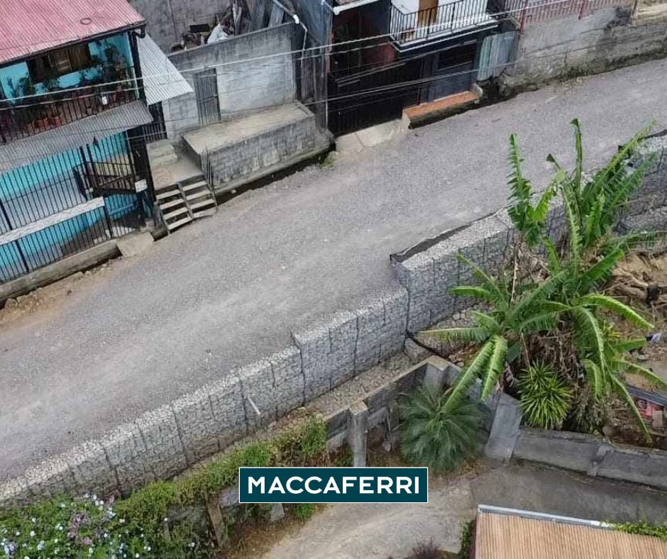 Calle Progreso con muro de gaviones