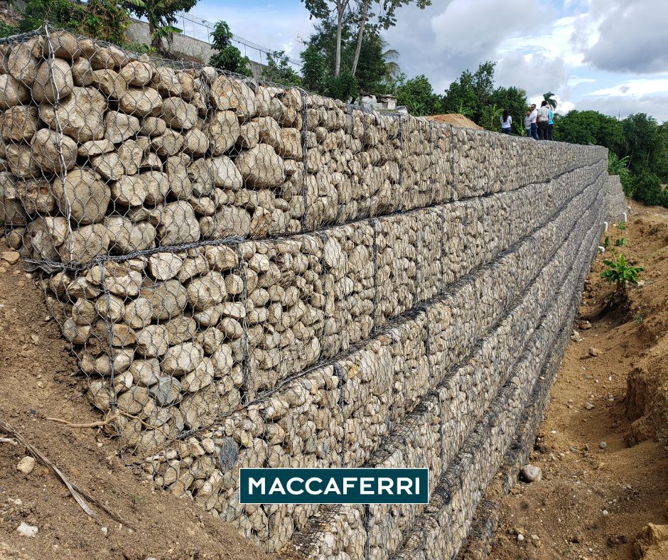 Muro con TerraMesh® en suelo reforzado en liceo Las Lagunas de República Dominicana