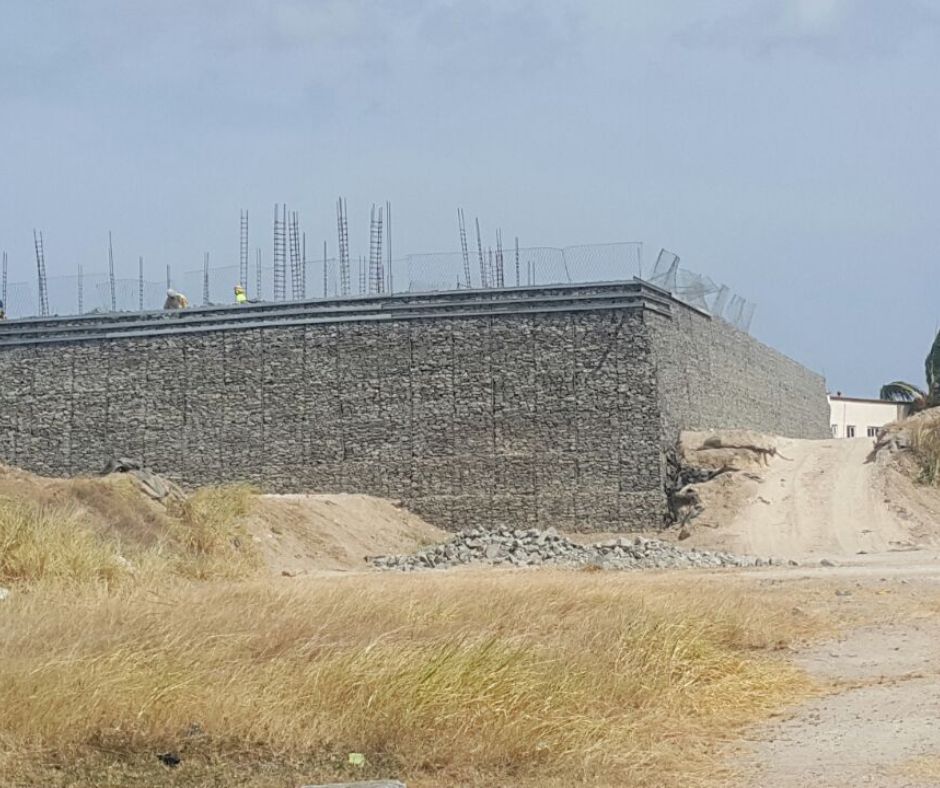 Sistema de malla de acero y piedra para muros de suelo reforzado