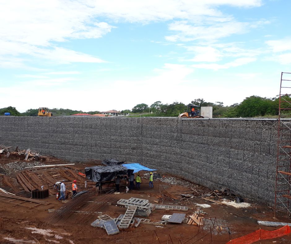 Muro en suelo reforzado para rampa de acceso en federal mall Panamá
