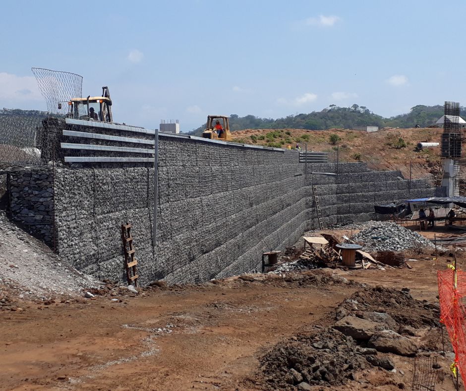 Sistema TerraMesh para muro en rampa de acceso en Federal Mall_Panamá