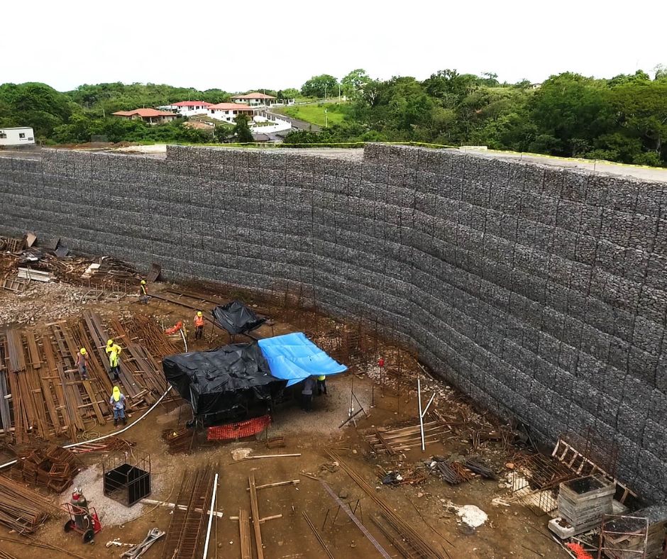 Sistema de malla de acero en muro de suelo reforzado_Panamá