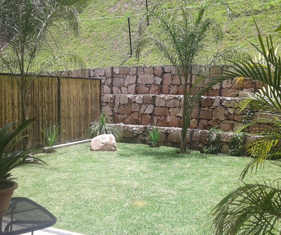 Muro de piedra natural con gaviones para vivienda