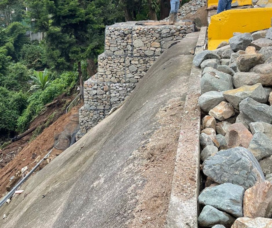 Construcción de muro en suelo reforzado con TerraMesh de Maccaferri
