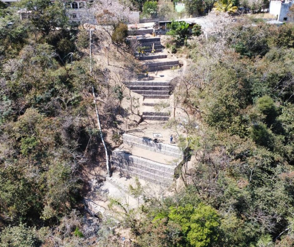 Obra con gaviones en talud de Guatemala