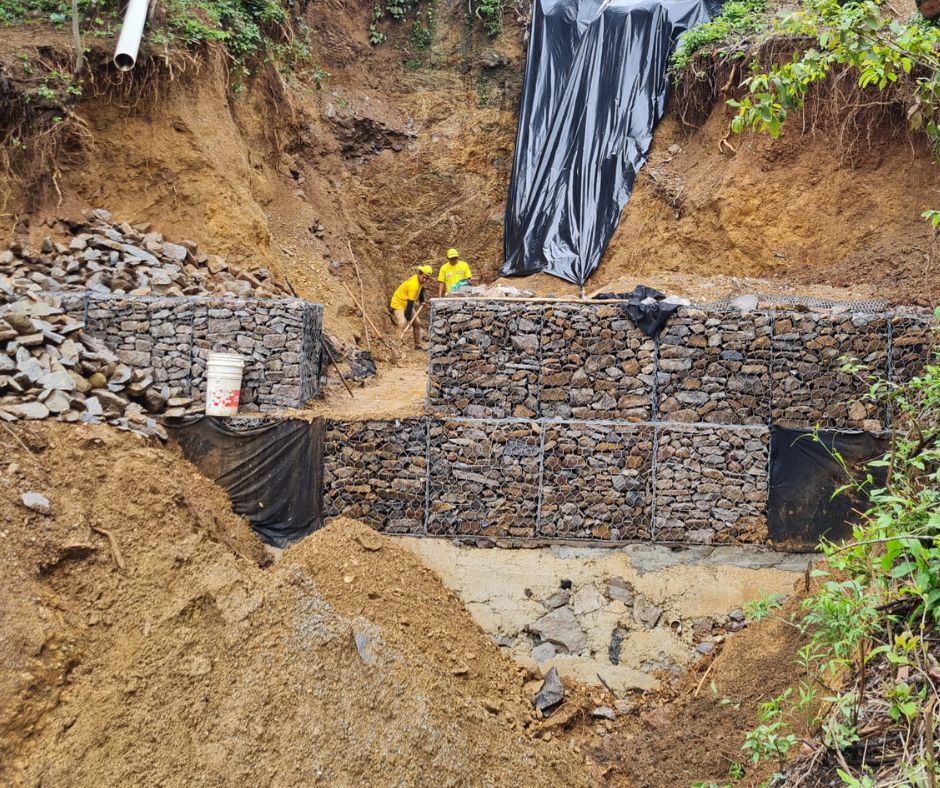 Sistemas de malla de acero doble torsión en talud de Guatemala