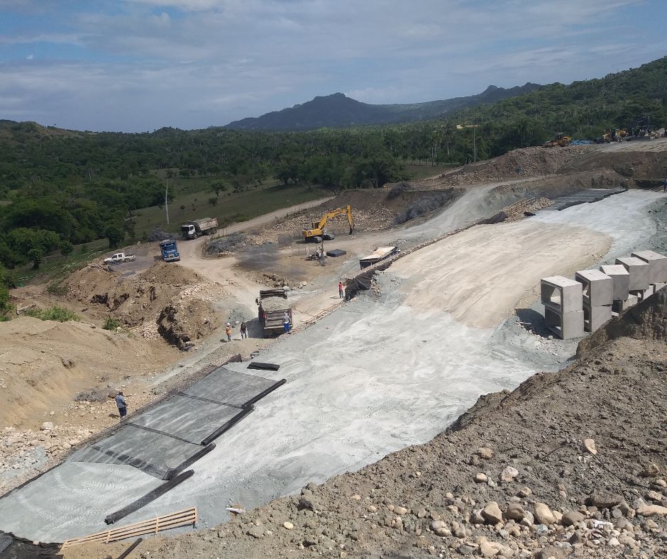 Colocación de geomallas para refuerzo de suelo