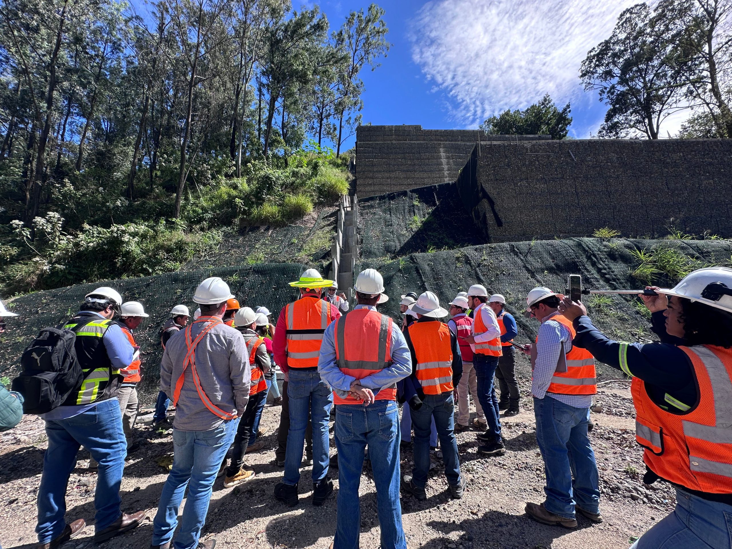 Construcción de muro mecánicamente estabilizado con TerraMesh_Guatemala