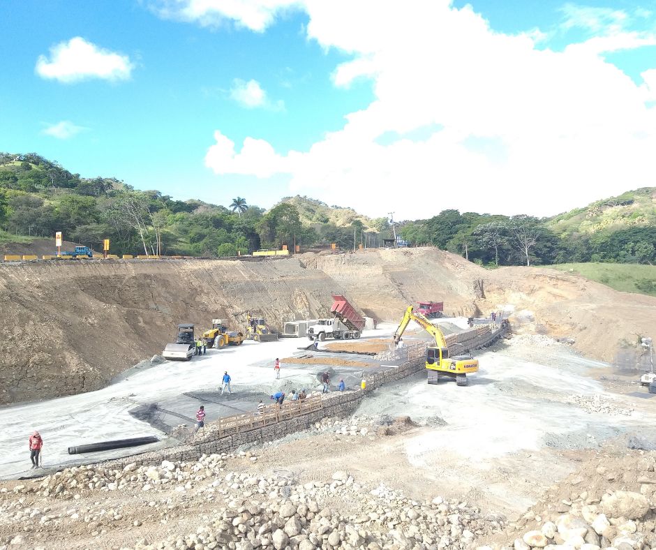 Construcción en suelo reforzado con geomallas y sistema TerraMesh