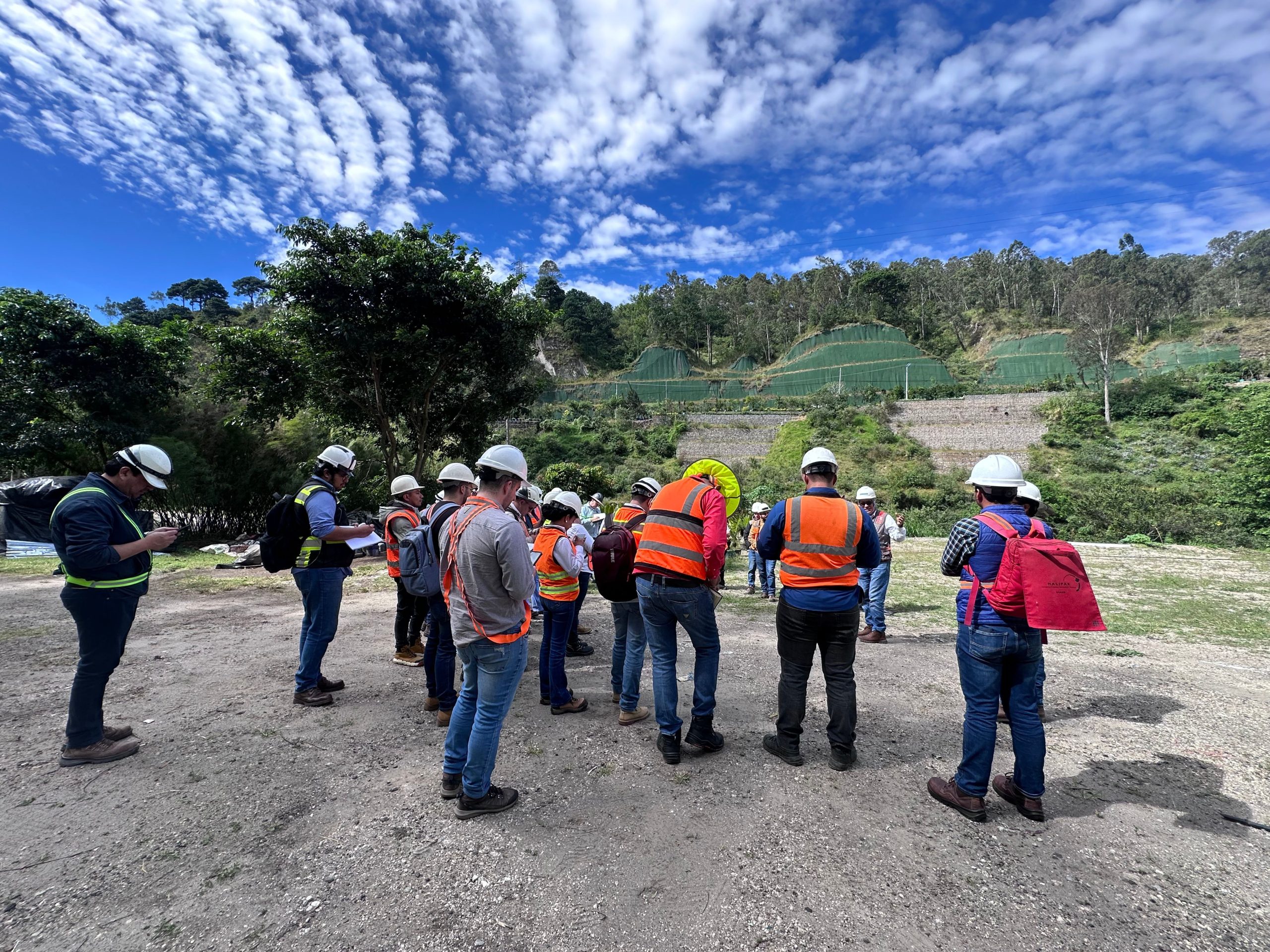Estudiantes de geotecnia en visita de muro en Villalobos_Guatemala