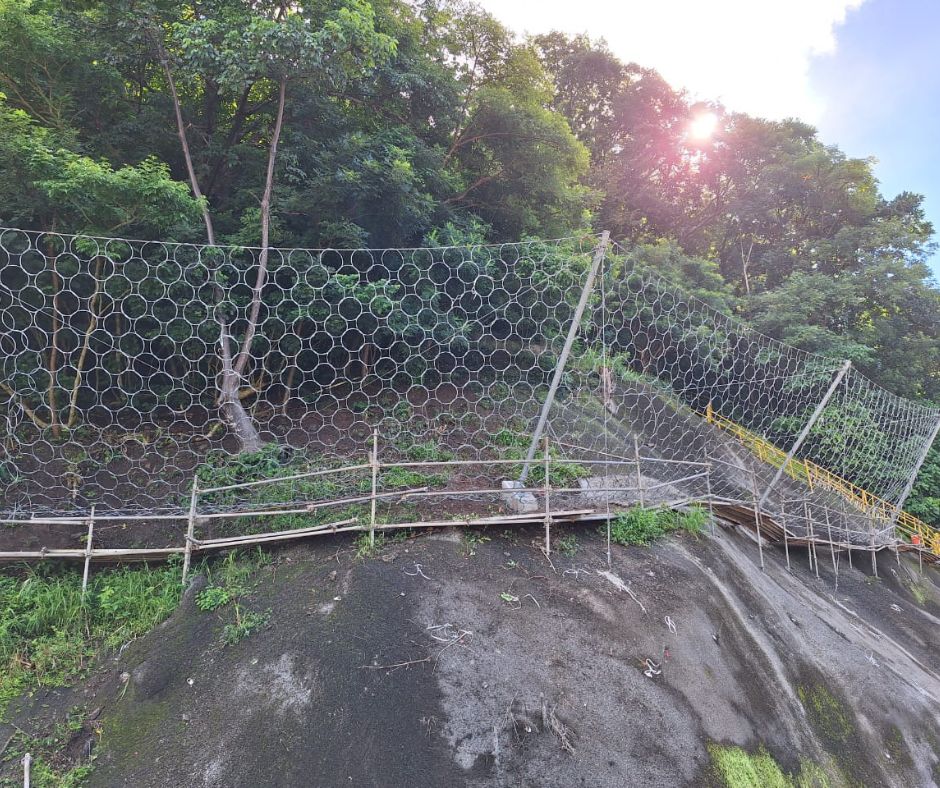 Mitigación de riesgos por caídas de rocas con barreras metálicas