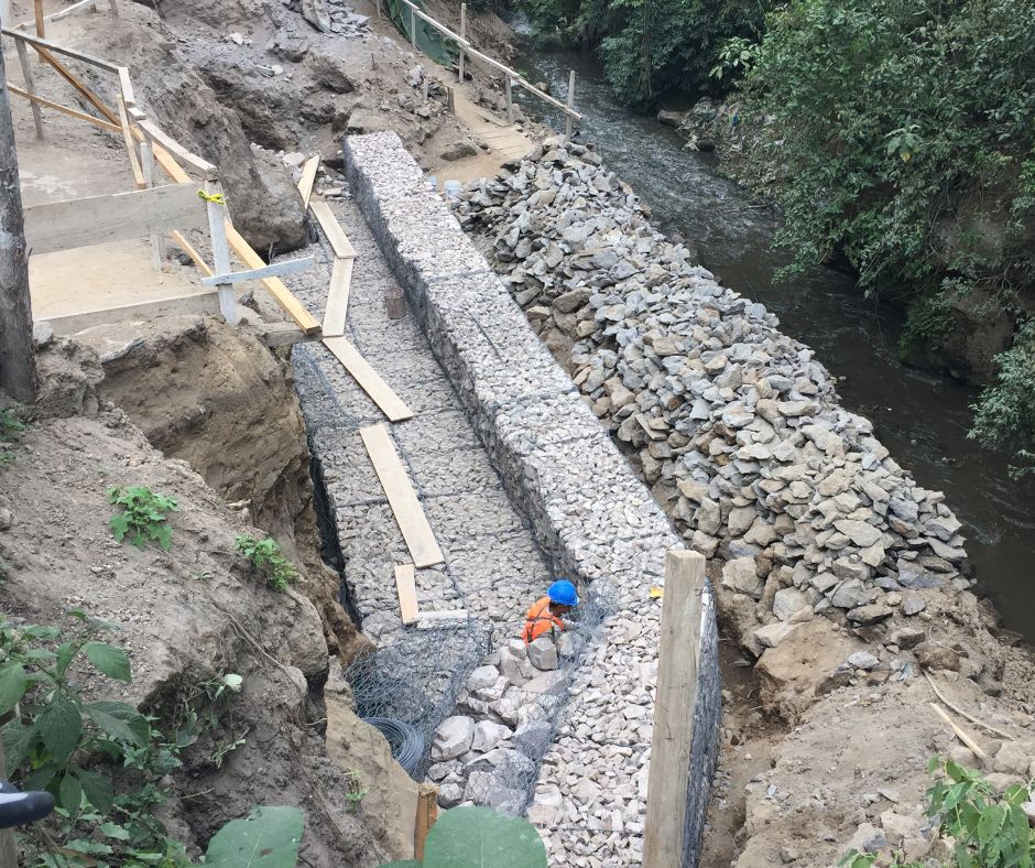 Protección con gaviones de base de puente en Guatemala