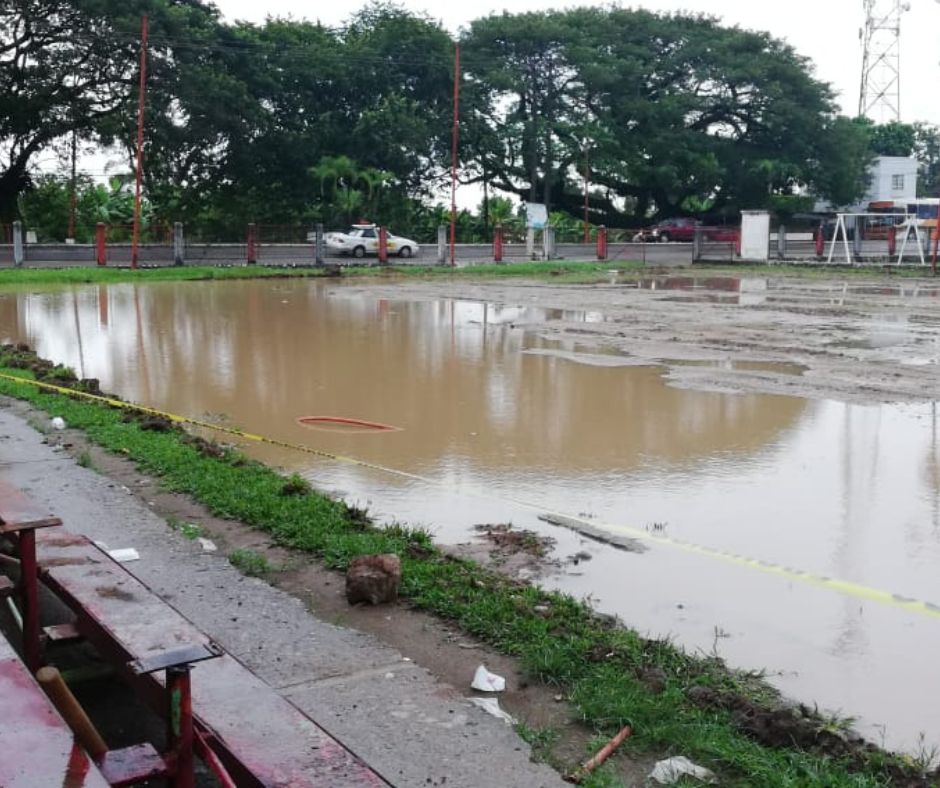 Cancha de fútbol inundada antes de intervenirla con geocompuesto drenante