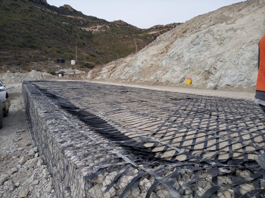 Geomalla para muro de suelo mecánicamente estabilizado en minería
