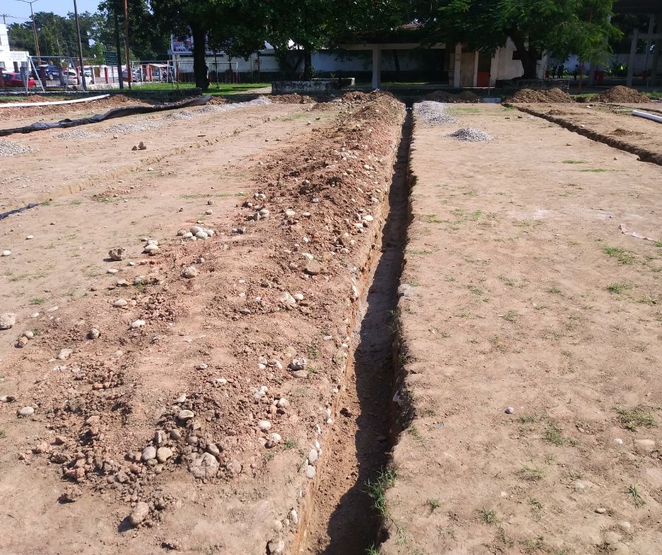 Maniobras para integrar geocompuesto drenante a cancha de fútbol en Tabasco