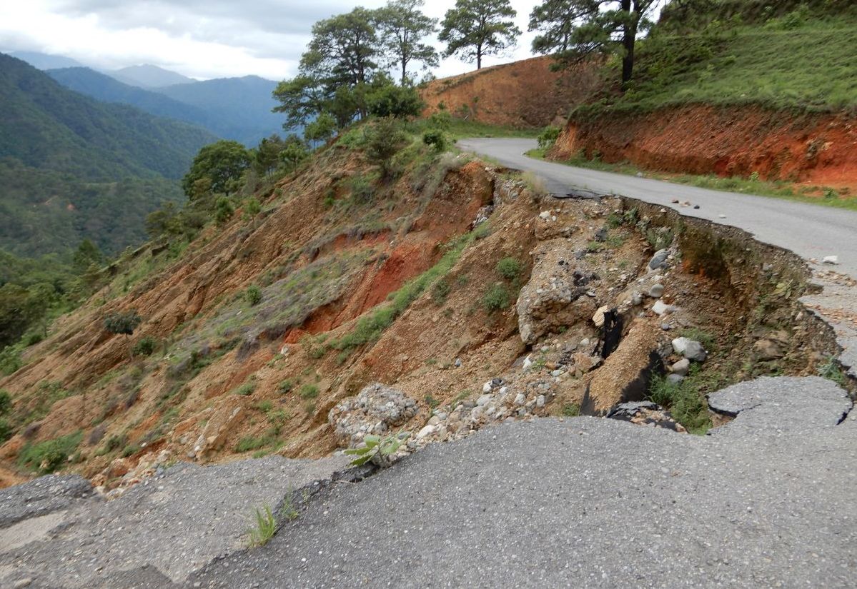 REHABILITACIÓN CON MME EN CARRETERA METLATÓNOC
