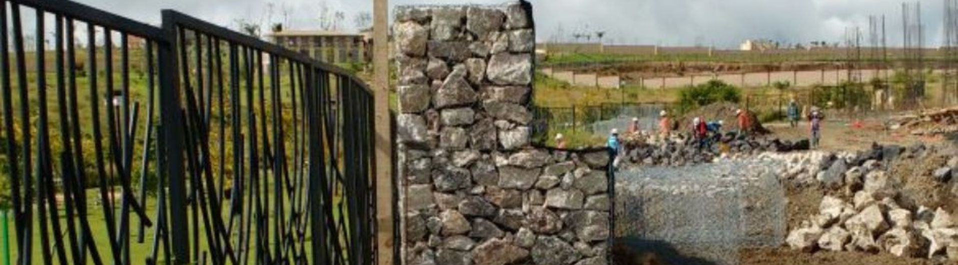 Construir muros de piedra natural con gaviones