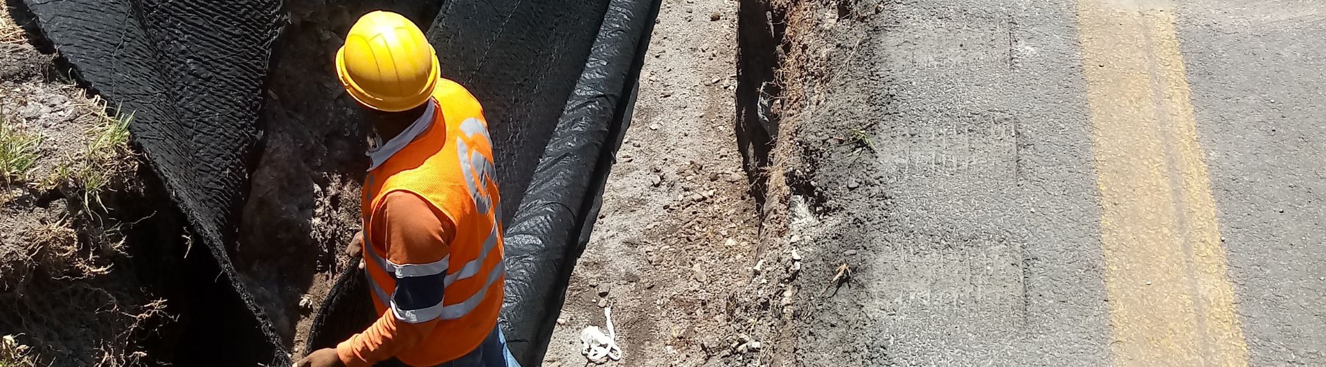 Instalación de subdren longitudinal con geocompuesto drenante en autopista de Puebla