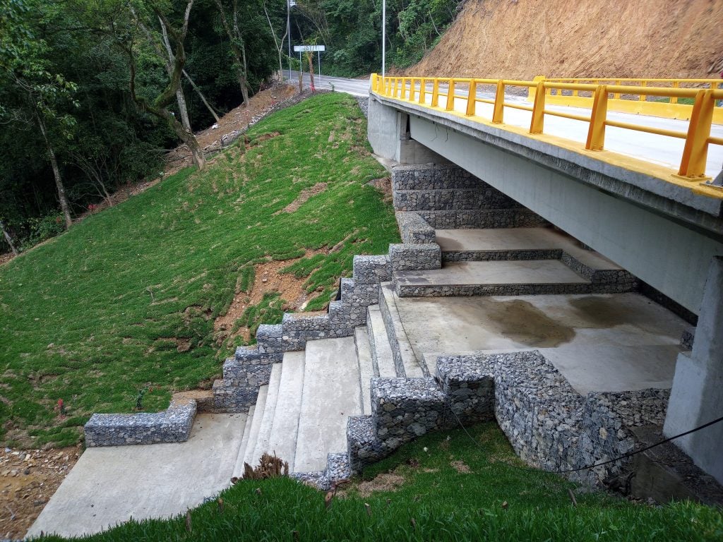 Diseño de escalera disipadora con gaviones