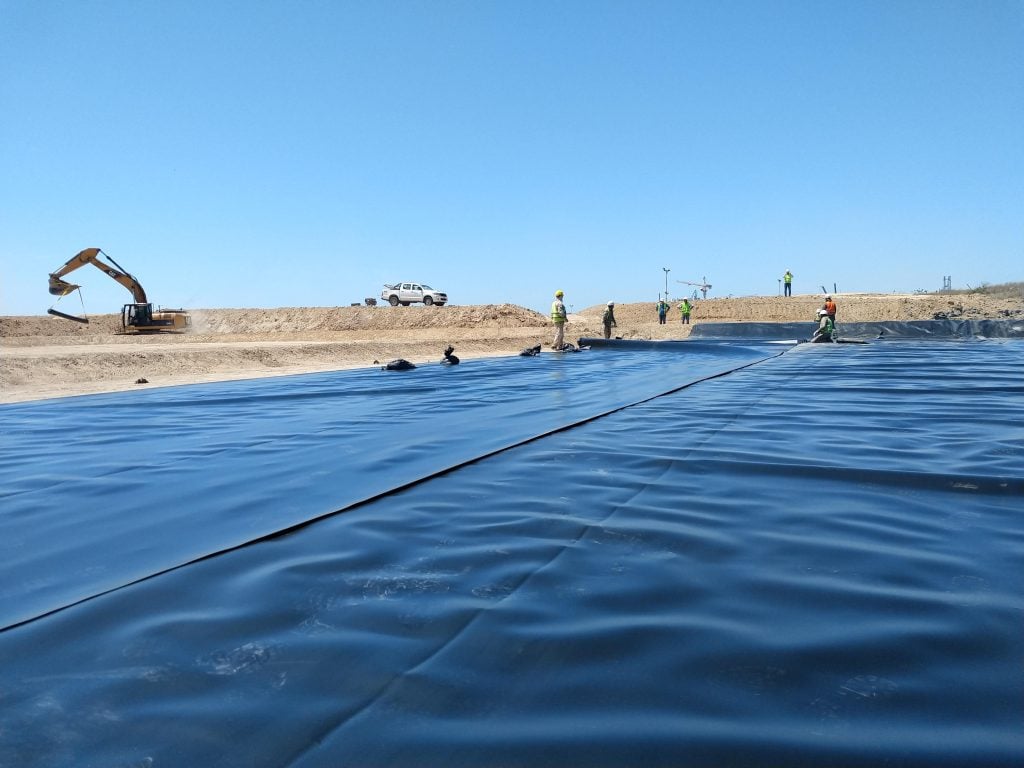 Tipos de geosintéticos: geomembrana impermeable MacLine para contener líquidos o residuos