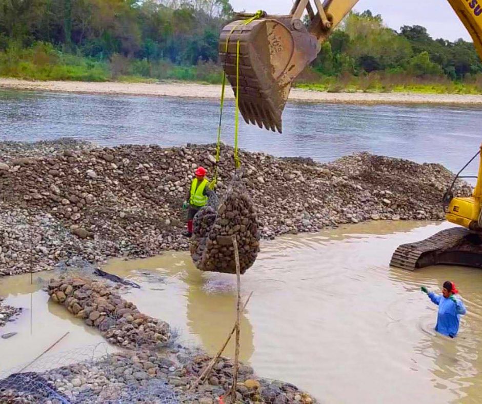 Colocación de gavión saco en Río Pantepec de Veracruz