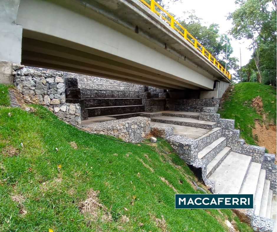 Escalera disipadora en puente Los Duendes Veracruz