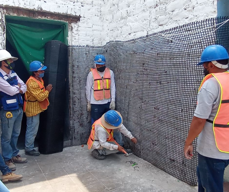 Instalación de las geomallas en los muros de Atlixco Puebla