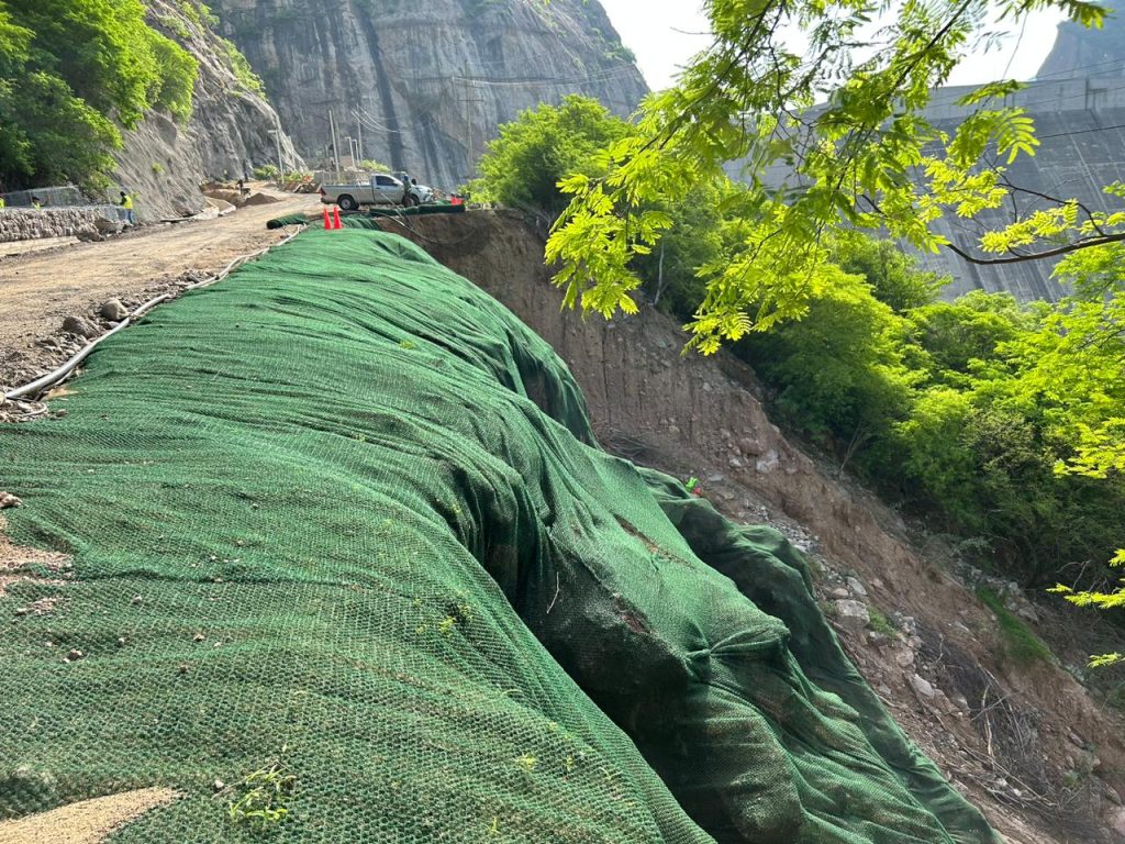 Revestimiento de talud con geomanta en obra hidráulica de la centra hidroeléctrica de huites méxico