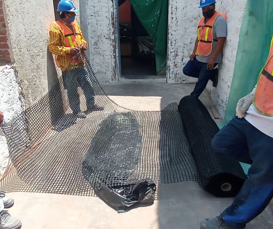 Rollos de geomallas para restaurar casas de adobe en Puebla