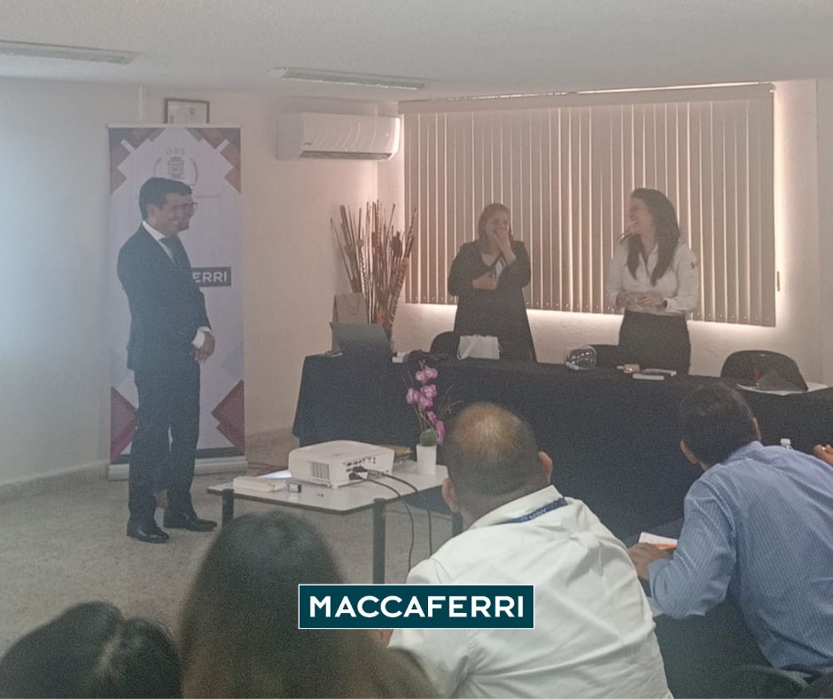 Entrega de reconocimiento al Ing. José Ramón López en el IV Simposio Técnico Geotecnia Aplicada a Infraestructura Ferroviaria
