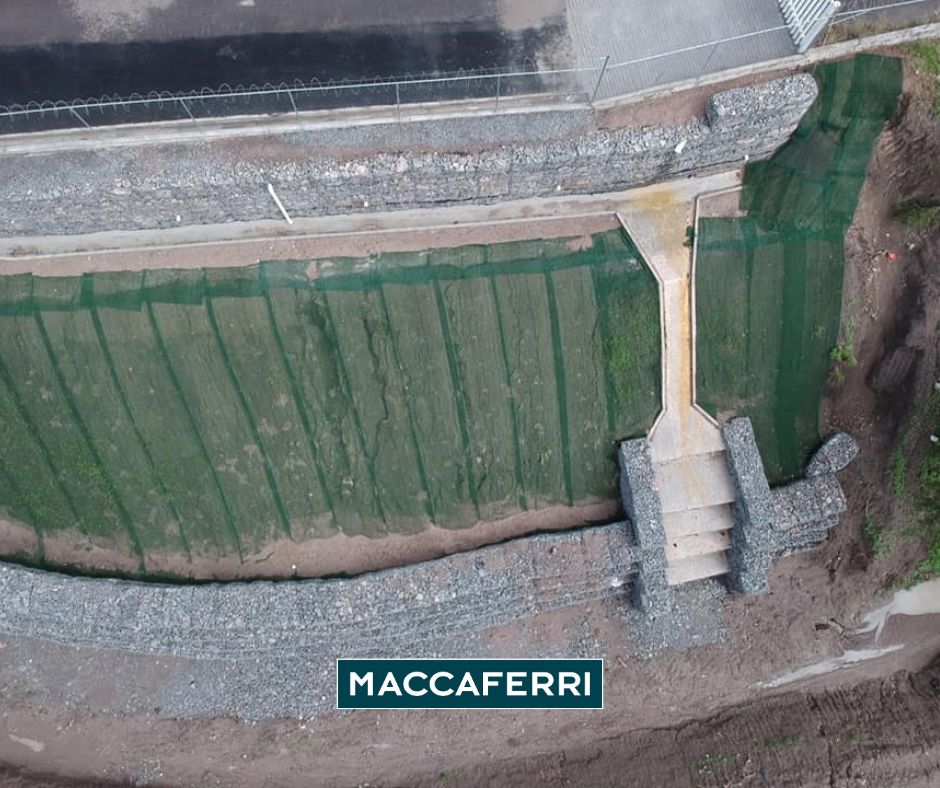Geosintéticos y sistemas de malla de acero para estabilizar talud en parque industrial de querétaro