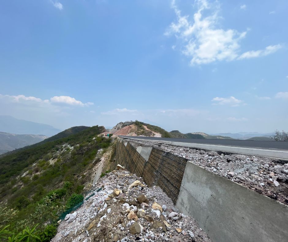 Muro de suelo reforzado para infraestructura vial