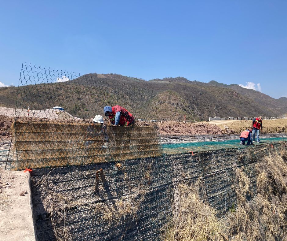 Muro en suelo reforzado con TerraMesh