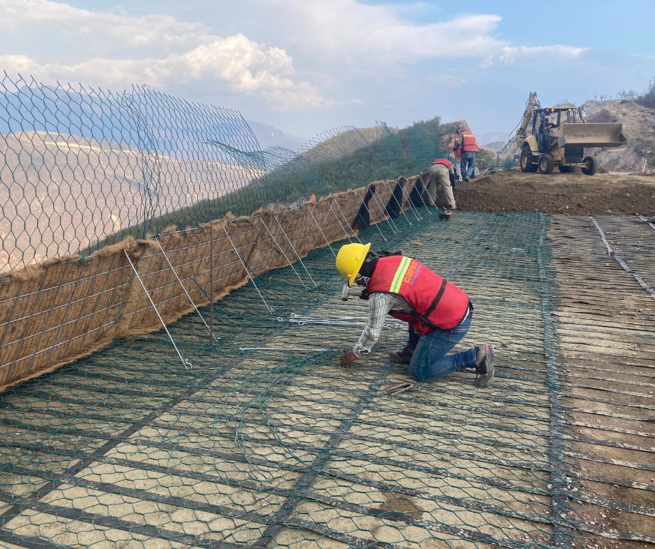 Refuerzo de suelo con geomallas y TerraMesh