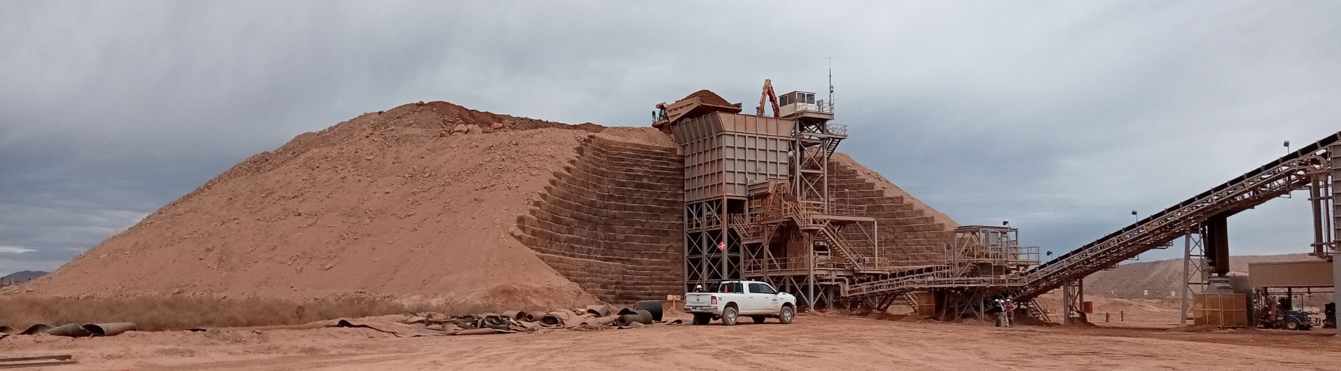 Estructuras de contención en suelo reforzado para la minería: ¿cómo librar los retos con el uso de geosintéticos?