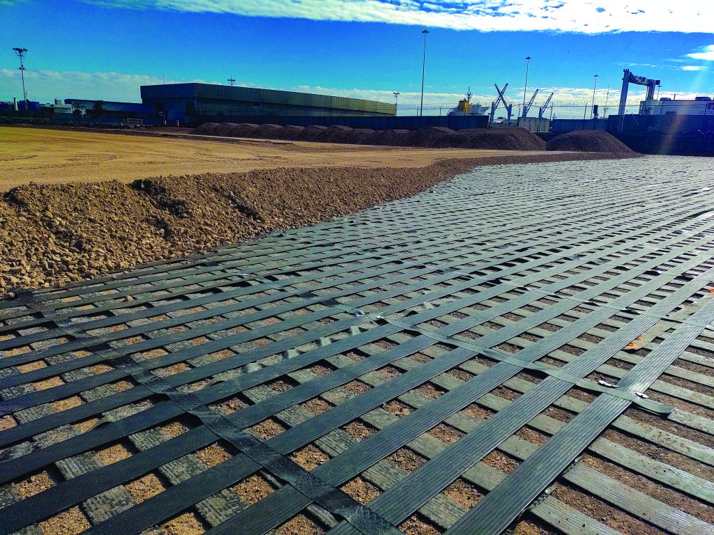 Geomallas para refuerzo de suelo en patio de operaciones de Guaymas México