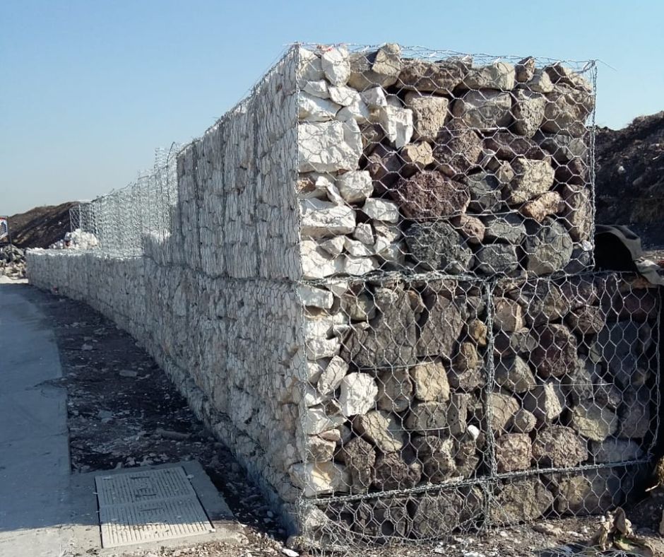 Acomodo de piedra para muro de fachada con gaviones